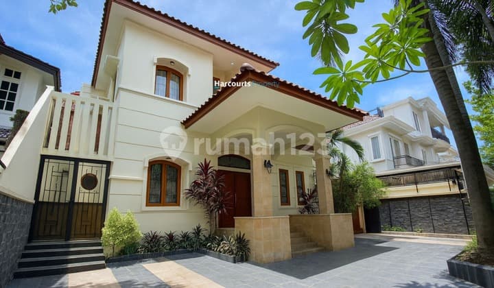 Kebayoran Baru Area, Rumah Mediteranean Classic Double Gate One Gate System Lokasi Strategis Dekat Jl. Brawijaya, Jakarta Selatan