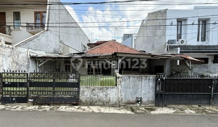 Kebayoran Baru Area, Dijual Rumah Klasik Hitung Tanah Lokasi Strategis di Selong - Senopati