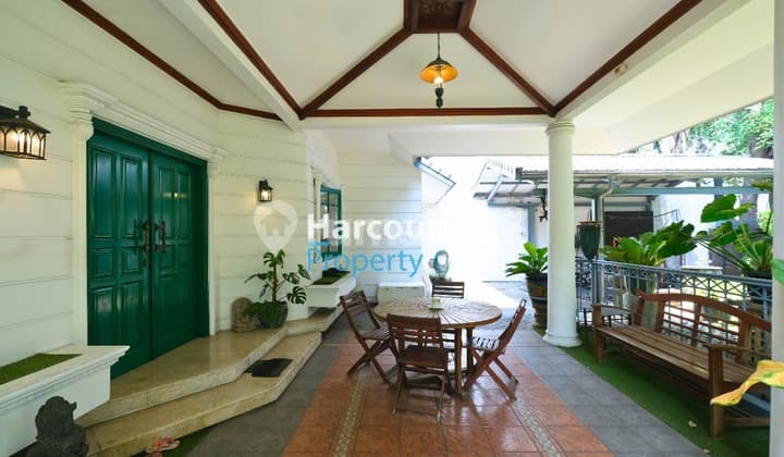 Senopati Area, Dijual Rumah Eropa Klasik Tropical Double Gate 5 Menit dari SCBD, Kebayoran Baru