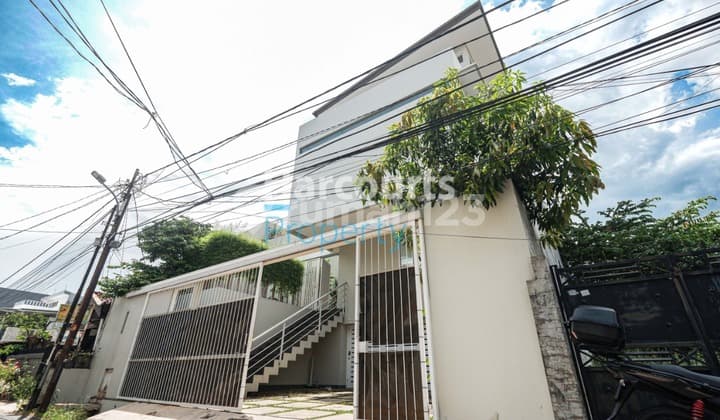 Kebayoran Baru Area, Disewakan Rumah Modern Minimalis Lokasi Strategis 10 Menit ke SCBD, Jakarta Selatan