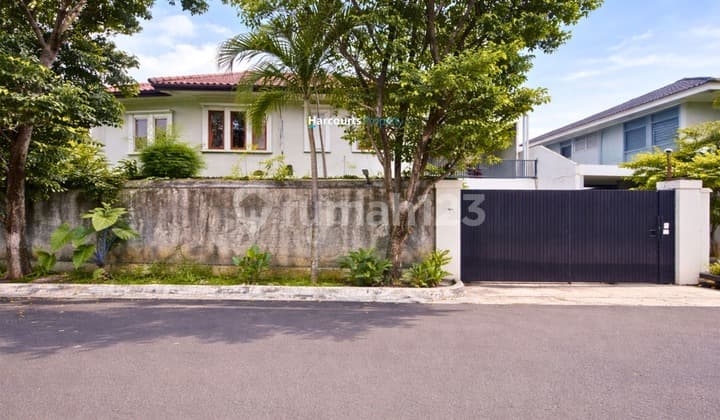 Kuningan Area, For Rent, Modern Tropical Room, Spacious Yard, Strategic Location in Dukuh Patra.