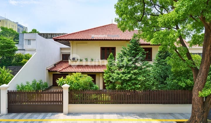 Kebayoran Baru Area, Classic House Strategically Located on a Wide Street, 10 Minutes from SCBD Area