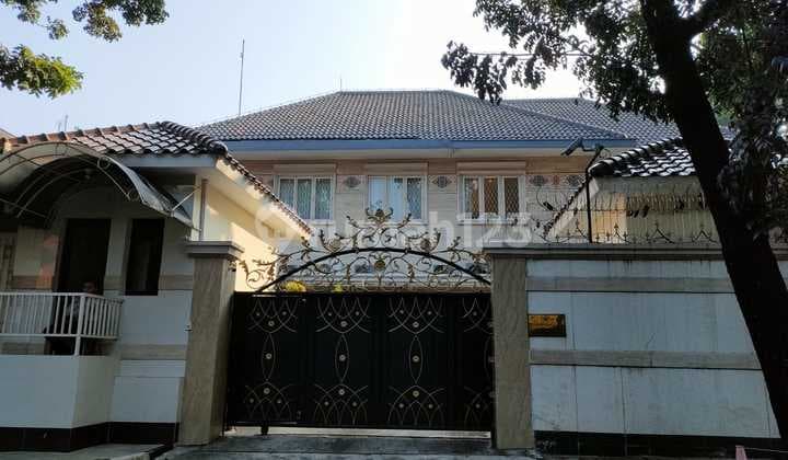3-STORY L-SHAPED HOUSE ON HOS COKROAMINOTO AND KUSUMA ATMAJA STREETS, MENTENG, CENTRAL JAKARTA