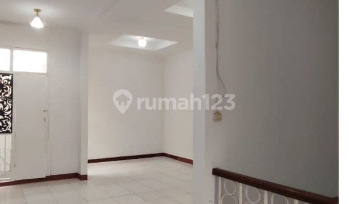 For Rent 4-Bedroom House Ready to Occupy Strategically Located in Pulo Gadung, East Jakarta