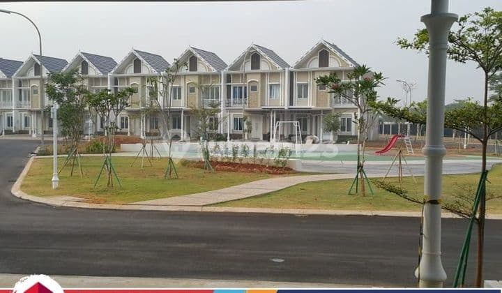 Sell Luxurious Ready-to-Occupy 3BR House in Strategic Location at JGC Cluster South Thames J7-5, Garden in Front of the House