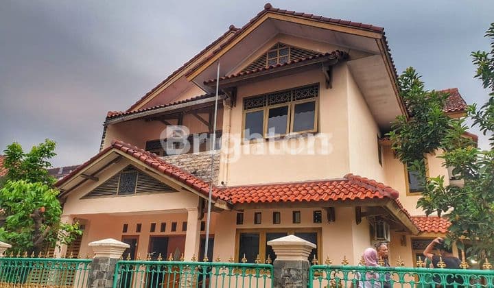 HUNIAN CANTIK LUAS 2 LANTAI SEMI FURNISHED DEKAT UI DEPOK