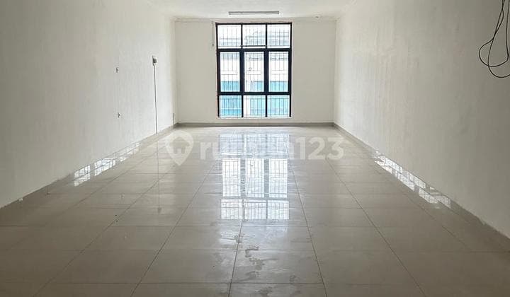 3 nice shophouses in a row on Roxy, Biak, Cideng for rent, IDR 220 million/year per shophouse.