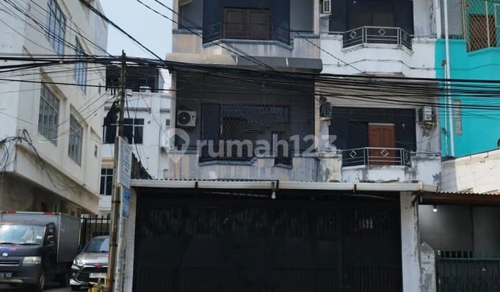 Price Drop...3-Story Nice SHM Shop House in Jelambar Wijaya Kusuma
