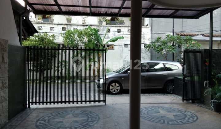 Flood-Free Minimalist House One Step to Hope in Rungkut Merr