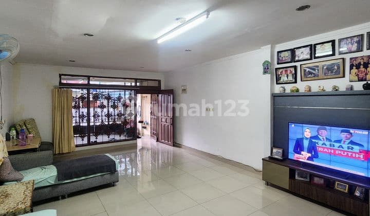 Rumah 2 Lt Tomang Dkt Mall Taman Anggrek Dkt Jalan Raya Jakarta