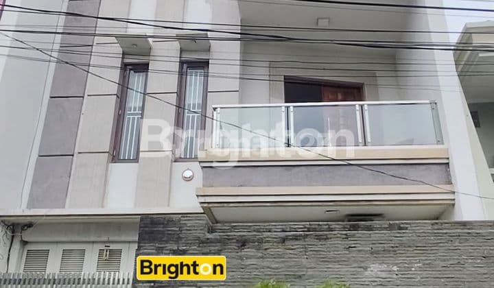 RUMAH BESAR MEWAH KOMPLEK JELAMBAR 3 LANTAI