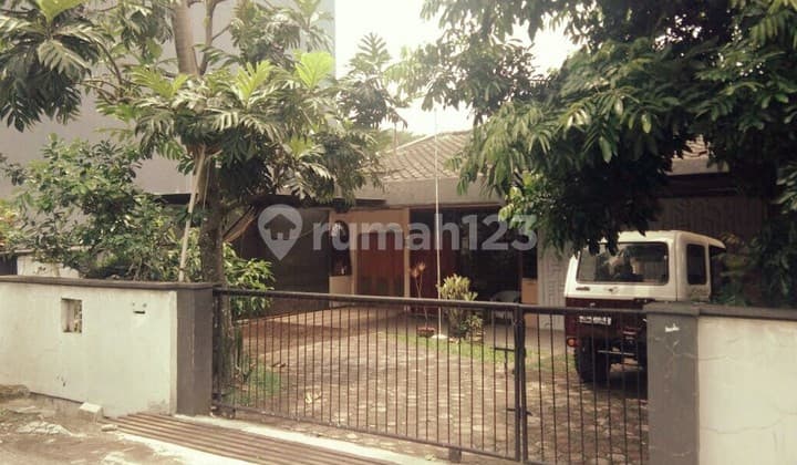Old House Strategic Location in the Center of Gegerkalong Bandung City