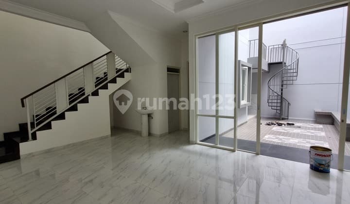 New Gress 2 Lantai Dekat Pakuwon Mall Rumah Bagus SHM