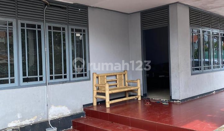 Rumah Ada Paviliun Bisa Disewakan Dekat Hotel Savoy Homan