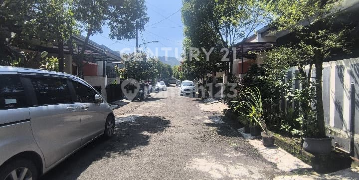 Translation: "Minimalist House in Batu Jajar Regency Near Cimareme Industrial Center"