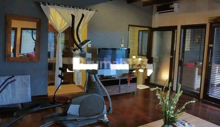 Villa for sale in Batu Bolong location