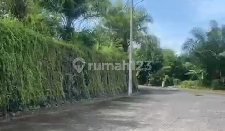 Translation to English: Land for Sale Location in Munggu