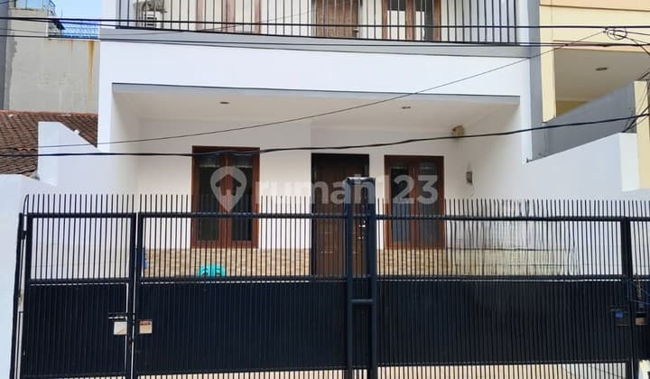 Rumah Dekat Mall Kelapa Gading Terawat Baru Depan Taman