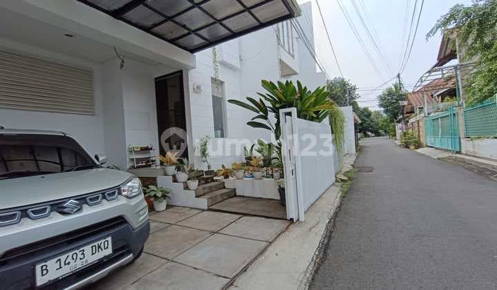 Rumah Bagus Mezanine 3 Lantai di Tebet SHM (Cdl)