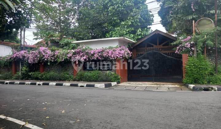 Menteng - Rumah Bagus Harga Sangat Murah. SHM LT 1183 M2. Dijalan Tama Amir Hamza. Menteng. Jakarta Pusat