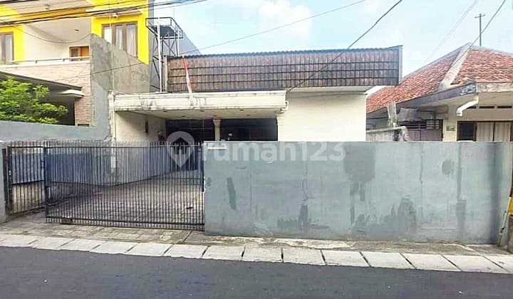 Setia Budi - Rumah Tua Hitung Tanah. Harga Sangat Murah Jauh Dibawah Harga Pasar. SHM LT 255 M2. Dijalan Kencana Pasar Manggis. Setia Budi. Jakarta Selatan