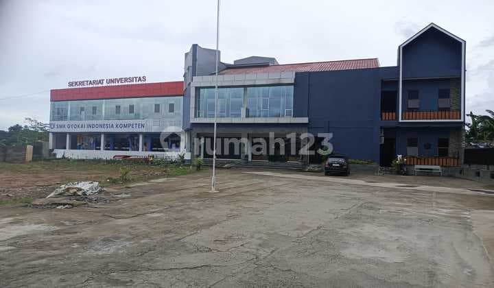 Tigaraksa Cisoka - Gedung Kampus Bangunan Baru dan Cantik. Harga Sangat Murah. SHM LT 1003 M2. Dijalan Raya Tigaraksa Cisoka. Perum Pesona Wibawa Praja Tiga Raksa. Kab Tangerang