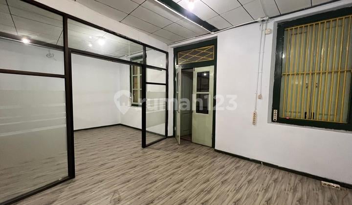 Krembangan Shop House, Old Building, Needs Renovation, 3 Floors, Certificate of Ownership.