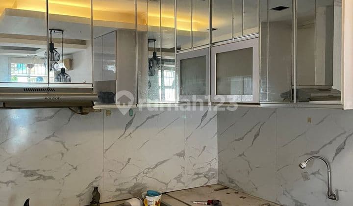 Rumah Minimalis Bagus Taman Surya 5X16m2 2 Lantai Furnish Langka