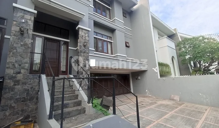 Jl. Pelangi Utamalt: 2022 Lantaikt 4+1Km 3+1Pamsiap Hunijalan 3 Mobilcarpot 2Hadap Selatan Harga 5.5M Nego