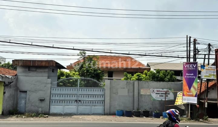 8BR 500m2 House on Raya Geluran, Sidoarjo, on Main Road, Freehold Certificate
