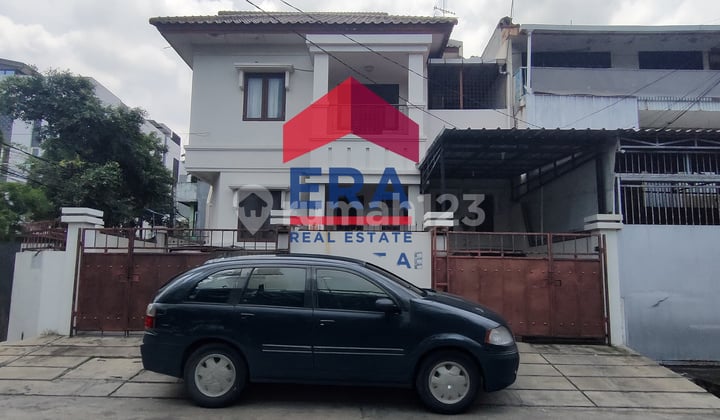 Ready-to-Occupy Corner House 2.5 Floors Near MRT Station