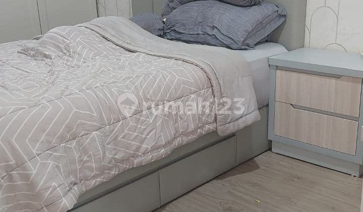 Exclusive! Rumah Furnished 2 Lantai Di Riviera At Puri - Lokasi Utara, Siap Huni