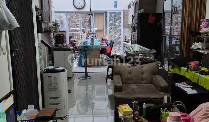 Rumah Semu Furnish di Daerah Green Lake City America Latin