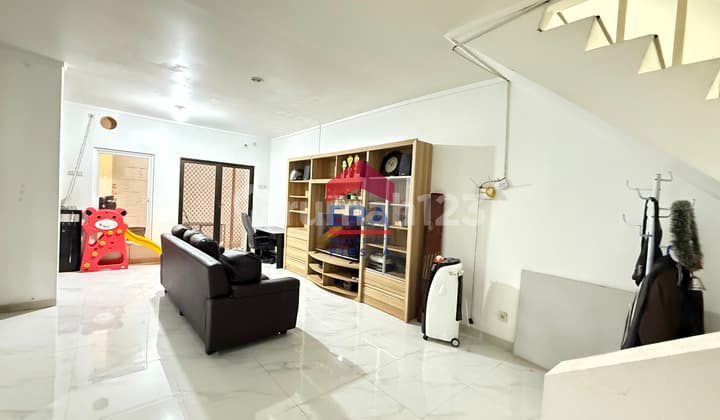 Rumah Rapih Di Premier Park 2 Modernland