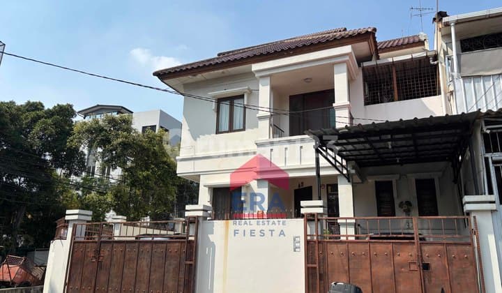 Nego Sampai Deal Rumah Hoek Mewah 2.5 Lantai di Kebon Jeruk, Dekat MRT & Tj