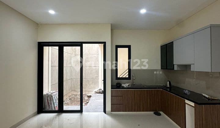 Rumah cantik & 2 Lantai di Metland Puri Bagus