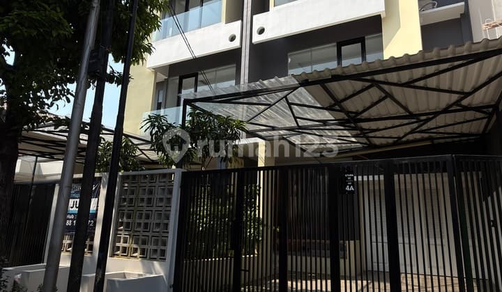 Dijual Rumah dengan Bangunan Baru 3 Lantai Harga Murah , Terletak di Kawasan Strategis dan Bebas Banjir dengan Onegate System, Hanya 15 Menit ke Mall Kelapa Gading