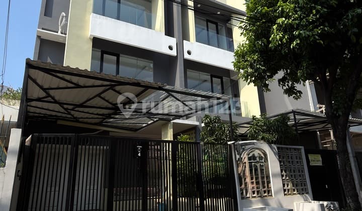 Dijual Rumah Baru dan Bangunan 3 Lantai dengan Harga Murah, Terletak Dikawasan Strategis dan Bebas Banjir dengan Onegate System Hanya 15 Menit ke Mall Kelapa Gading