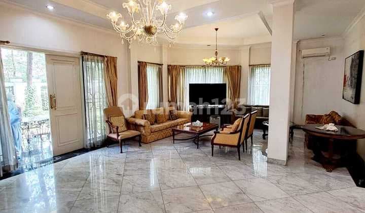 Luxury house with a large yard in Wijaya Kebayoran Baru. A must-see.