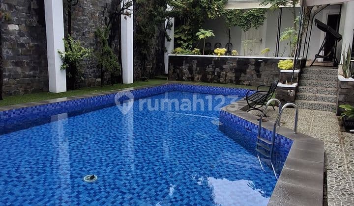 FOR SALE LUXURY HOUSE AT ELITE AREA KEBAYORAN BARU Luas Tanah 1.026m2, 2 Lantai + Basement, 10 KT