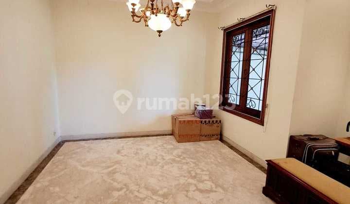 Ready-to-Occupy House in Wijaya Kebayoran Baru. Best Location