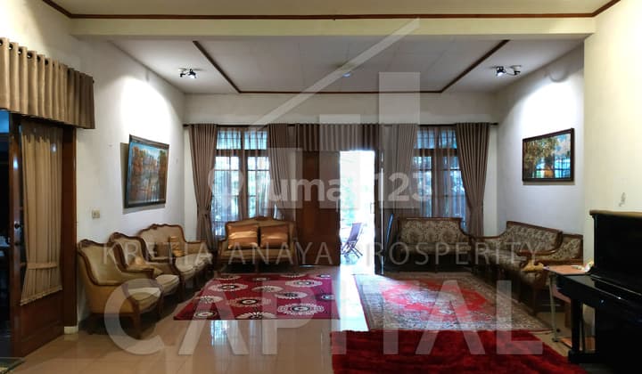 When else can you get a house in the heart of Karawitan Bandung at suburban prices.
