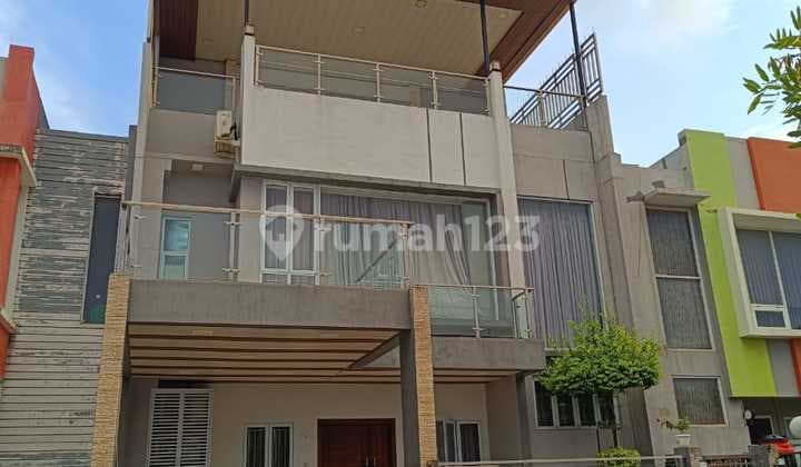 Disewakan Rumah Mewah 3 Lantai Full Furnished Baru Renovasi