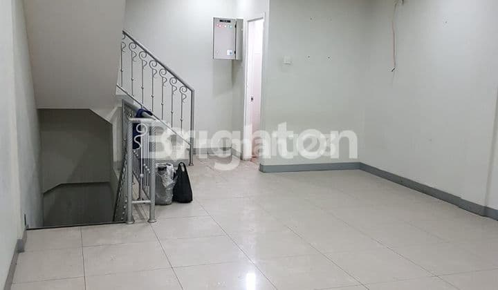 RUKO EMPAT SETENGAH LANTAI SIAP HUNI LOKASINYA SANGAT STRATEGIS MAMPANG PRAPATAN JAKARTA SELATAN