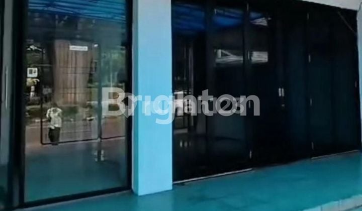 GEDUNG EMPAT SETENGAH LANTAI, AKSES LANGSUNG KE JALAN RAYA, LOKASINYA SANGAT SANGAT STRATEGIS, KELAPA GADING JAKARTA UTARA