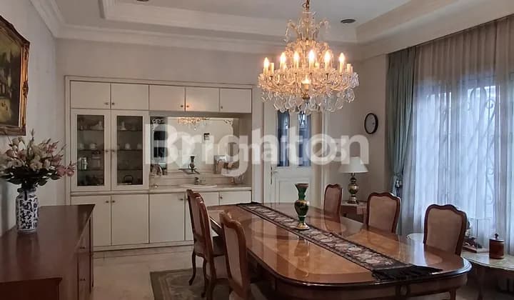 RUMAH DUA LANTAI MEWAH DAN MEGAH HOOK DI KAWASAN ELIT LOKASINYA SANGAT SANGAT STRATEGIS KEBAYORAN BARU JAKARTA SELATAN