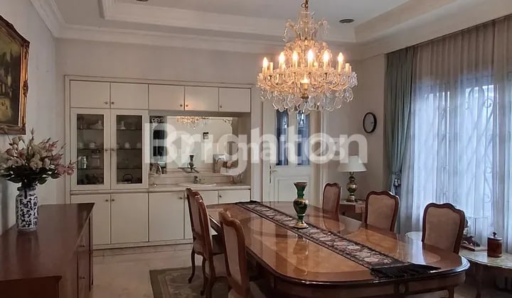 RUMAH DUA LANTAI MEWAH DAN MEGAH HOOK DI KAWASAN ELIT LOKASINYA SANGAT SANGAT STRATEGIS KEBAYORAN BARU JAKARTA SELATAN
