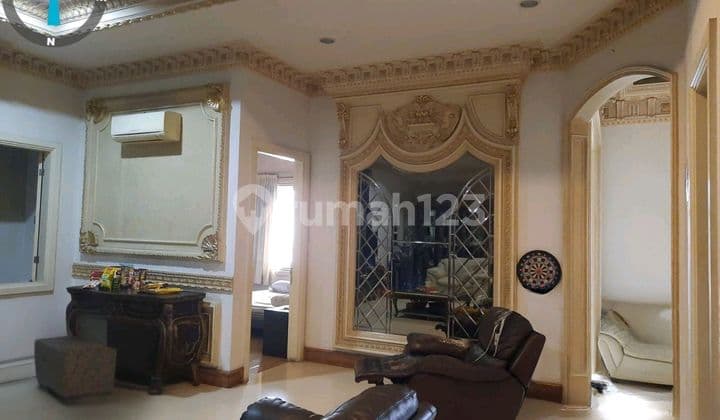 Rumah Mewah Bergaya Eropa Tiga Setengah Lantai