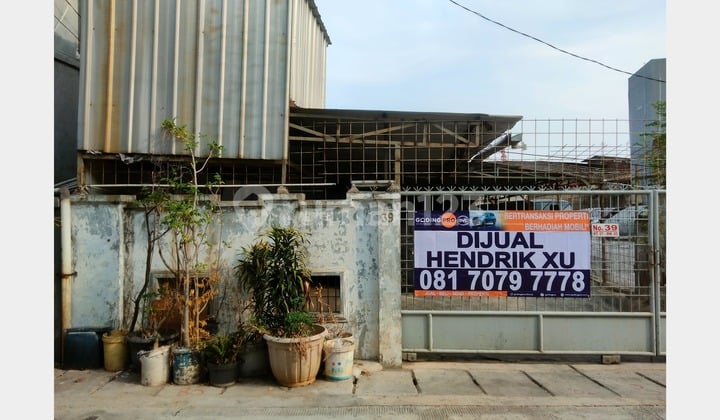 Kartini. Old house for sale, land only counted. 256 square meters. Freehold title. Ready to sell.