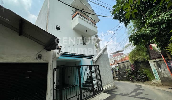 Gaya Eropa Letak Strategis Rumah Dijual Siap Huni Pejaten Barat